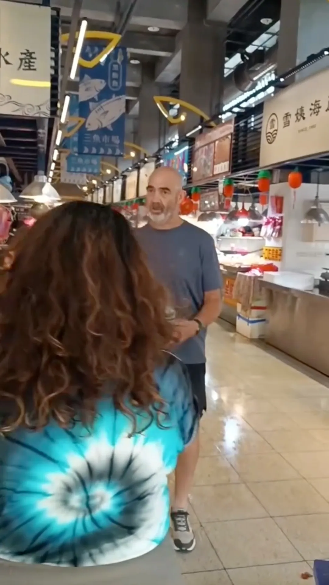 Walking through Su'ao fish market